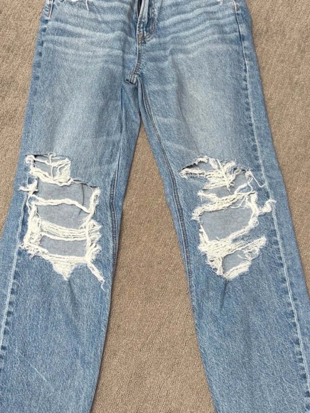 American Eagle Outfitters Light Blue Distressed boyfriend jeans sz 2